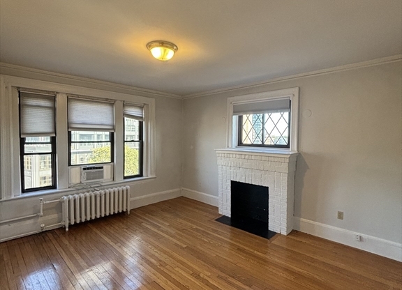 3 beds, 1 bath, 1,100 sqft, $4,500, Unit 17