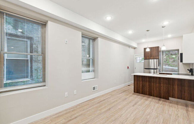 1333 E SNYDER AVE