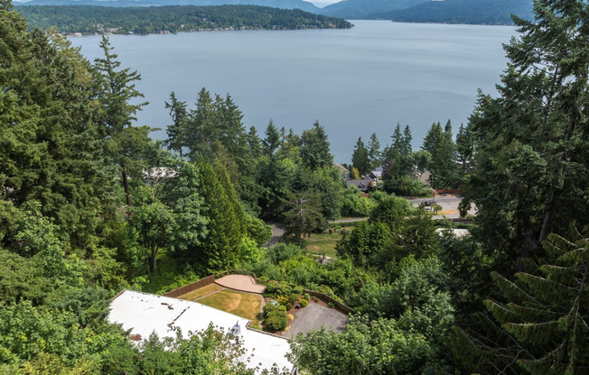 Elegant 4 bed home with Lake Sammamish Views! Available Now!