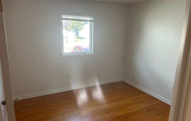 3 beds, 1 bath, $1,800, Unit Upstairs Apartment