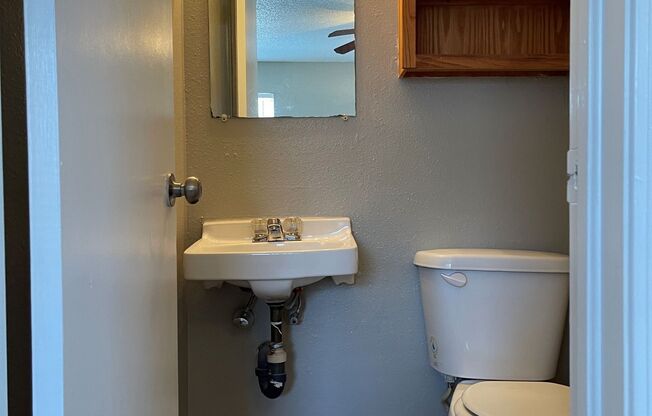 2 beds, 1.5 baths, 832 sqft, $825, Unit 220