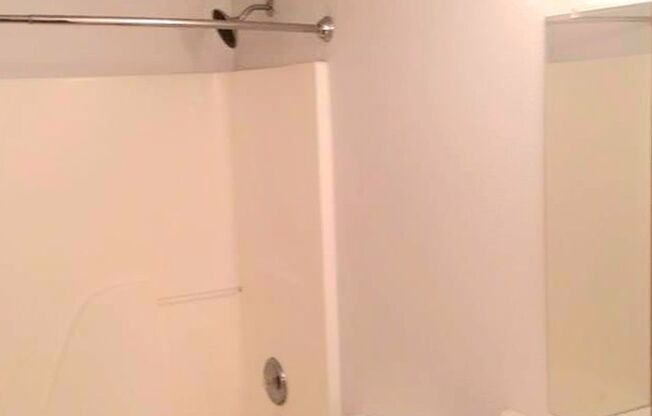 3 beds, 1.5 baths, 1,054 sqft, $1,750, Unit 638 LaSalle Street #5
