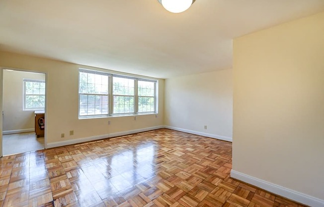 Shipley-Park-Apartments-Living-Room-and-Windows