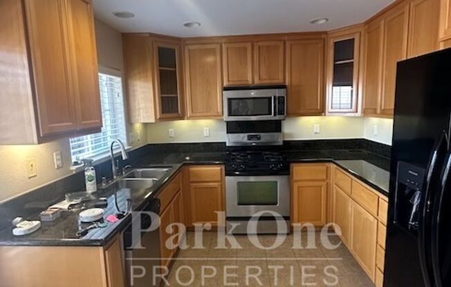 Nicely Updated Townhouse Close to Downtown