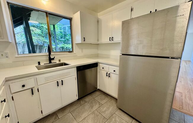 Natural Light Flooded 2 Bedroom Apartment on Piedmont Boarder