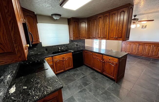 Beautiful 6 Bedroom/4 Bathroom in Centerville