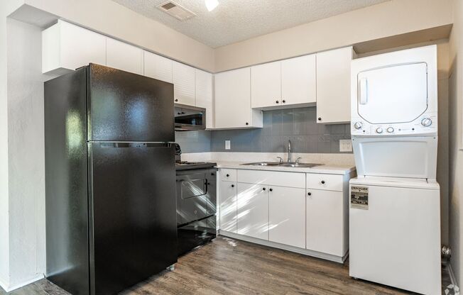 2 beds, 1 bath, 700 sqft, $1,699, Unit 4060-09