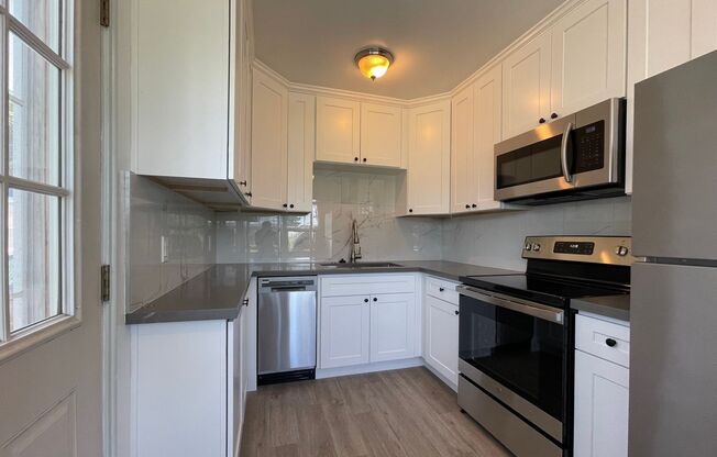 RENOVATED BALLARD 3 BED, 2 BATH DUPLEX UNIT CLOSE TO ALL!