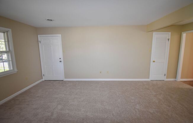 3 beds, 1.5 baths, $1,000, Unit Apt D