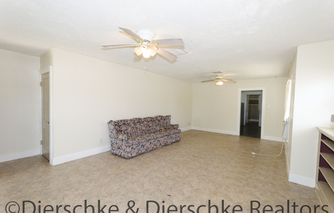 2 bedroom 1 bath available NOW!