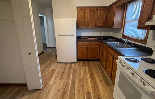 2 beds, 1 bath, $825, Unit 320