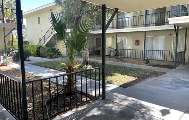 2 beds, 1 bath, 925 sqft, $1,350, Unit 1800 - 4