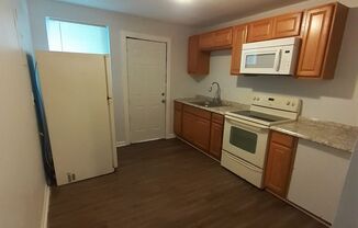 2 beds, 1 bath, 676 sqft, $825, Unit Apt 2