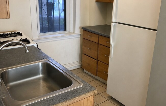 3 beds, 1 bath, 700 sqft, $2,800, Unit 2