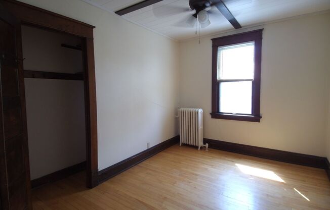 2 beds, 1 bath, $1,250, Unit 2125 E Kenwood Blvd N, Milwaukee, WI 53211