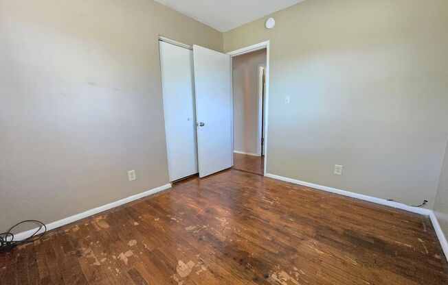 3 beds, 1 bath, $995, Unit Upper