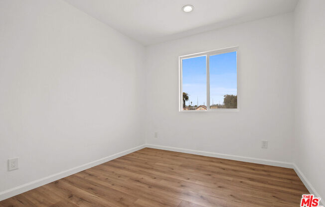 649 W 92 ST
