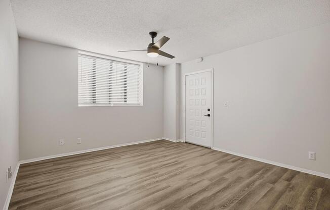 2 beds, 1 bath, 819 sqft, $1,200