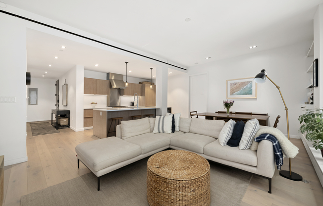 225 W 17 ST