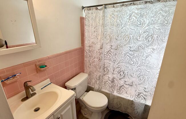 Charming studio located in the heart of South of fifth!! steps away from the beach and fine dining.