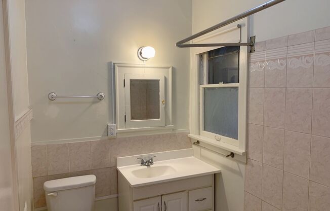 1 bed, 1 bath, 1,100 sqft, $2,250, Unit 3331 E Marion St.