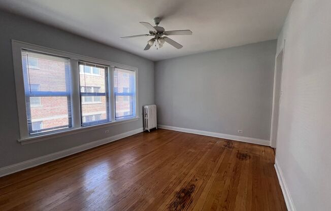 3 beds, 1 bath, 825 sqft, $2,595, Unit 2121-21-2J