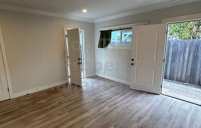 ***Charming Studio Cottage in South Park - Available NOW***