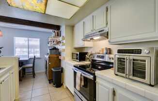 Cute and Cozy 2-bedroom 2-bathroom Townhome*Open floorplan*upgrades*