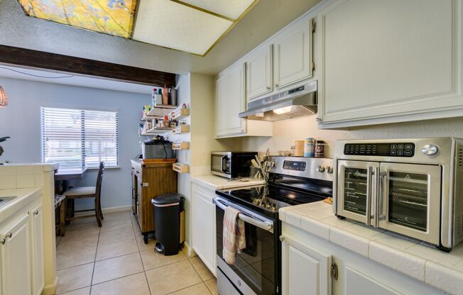 Cute and Cozy 2-bedroom 2-bathroom Townhome*Open floorplan*upgrades*