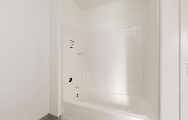 Studio, 1 bath, 299 sqft, $1,080, Unit B12