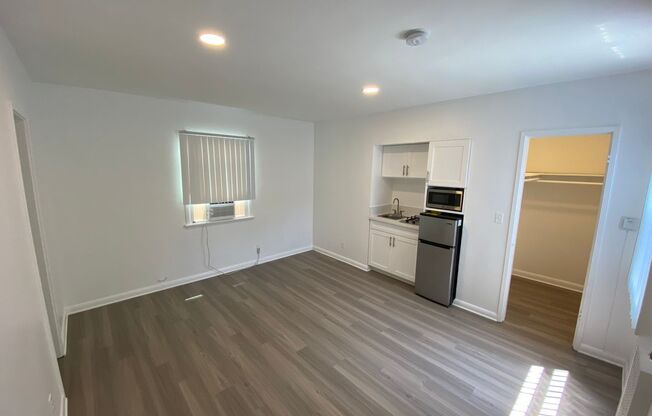 Studio, 1 bath, 325 sqft, $2,198, Unit 04