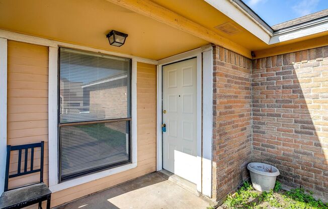 Recently Remodeled 2 Bed- 2 Bath One Side of Duplex in SW Fort Worth- 76133