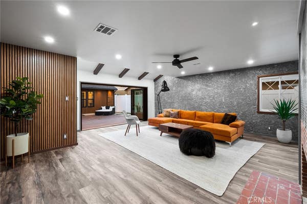7426 W 85 ST