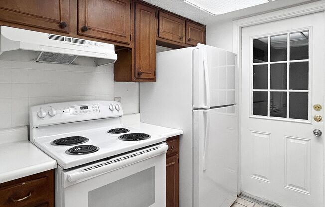 Corner-lot Home / 1.5 Bathroom Home