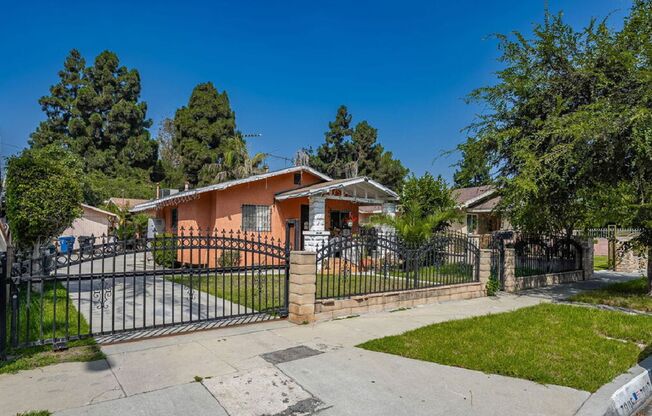 7805 Whitsett Ave
