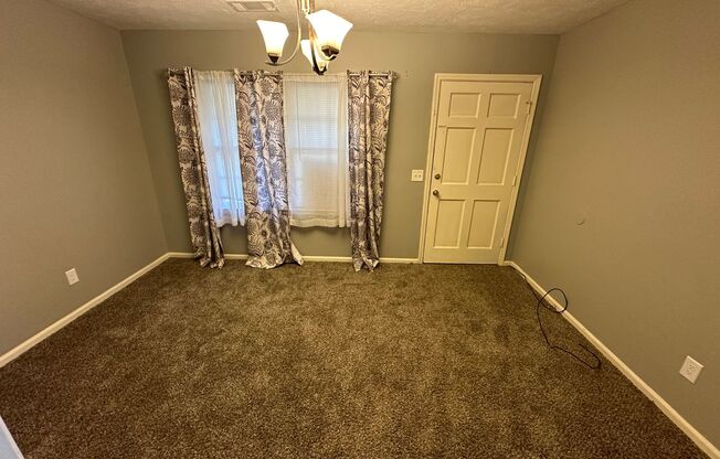 2 beds, 1 bath, 735 sqft, $750, Unit A