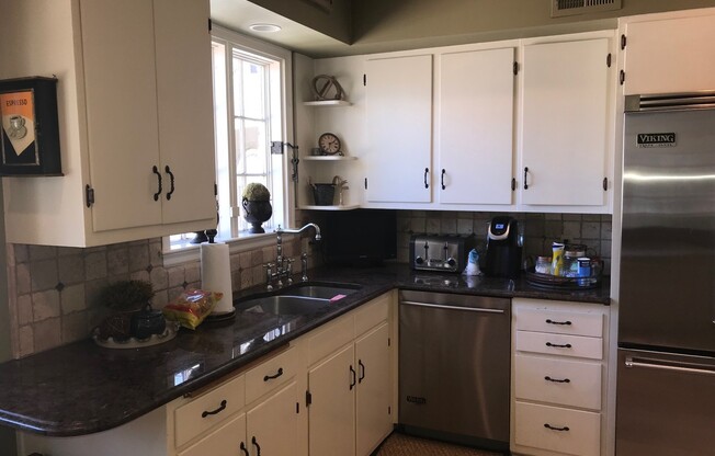 Gorgeous 3 bd 2 bath with sunroom in Desirable Hedgemoor! Viking Appliances!  Pets are allowed, fees will apply.