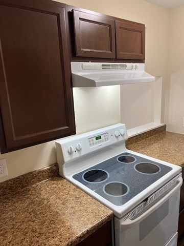 2 beds, 1 bath, 764 sqft, $2,100, Unit 1-27