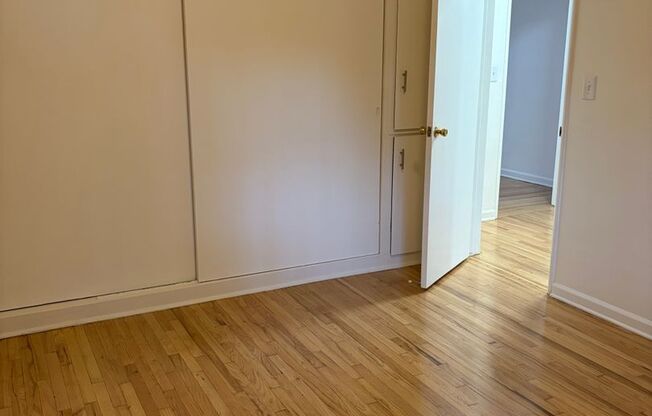 2 beds, 1 bath, 702 sqft, $2,350, Unit B09
