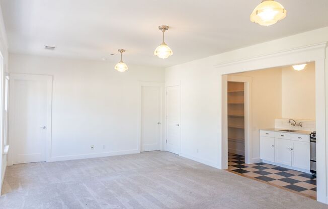 Charming 2BD/1BA Top Floor Apartment! Laundry! Parking! PROGRESSIVE