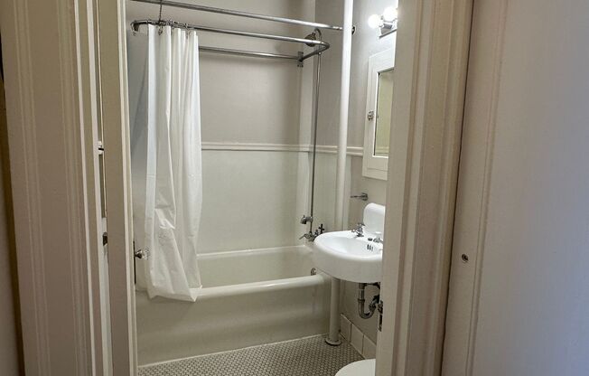 Studio, 1 bath, 330 sqft, $950, Unit 205
