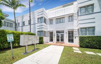 Centrally located: 2 bed/2baths with 1000 sqf terrace steps from Lincoln Road (SOUTH BEACH)