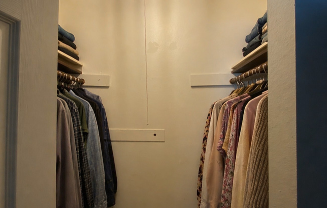 2 beds, 1 bath, 830 sqft, $1,350, Unit C09