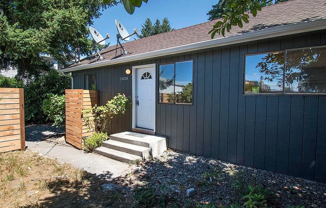 3 BR / 1 BA in nicely updated duplex in North Seattle
