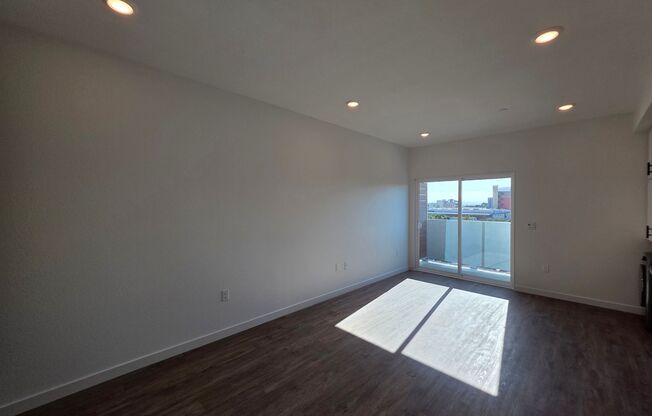 Studio, 1 bath, 327 sqft, $1,855, Unit 405