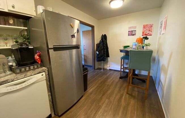 2 beds, 1 bath, $1,250, Unit #08