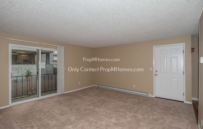 Unbeatable First Floor Apartment Multnomah Village Locale: Culture Meets Convenience! Come Inquire Today!