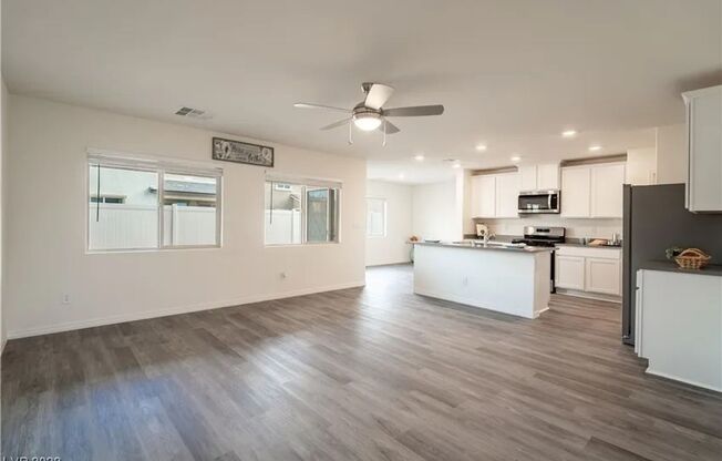 Bright, Modern 3 Bd, 3 bth, Home with Chef inspired Kitchen, 2 Living Spaces