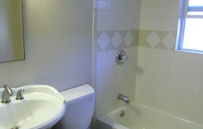 2 beds, 1 bath, $2,300, Unit T3522