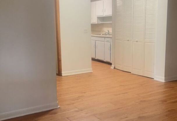 2 beds, 1 bath, 950 sqft, $1,085, Unit F18 Manor